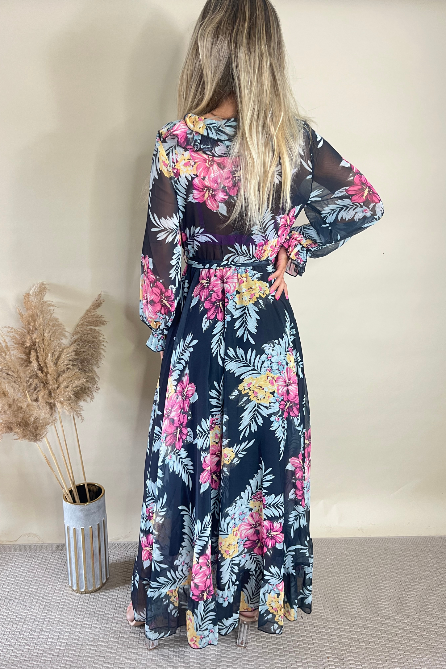 Elegante zwarte bloemen V-hals maxi jurk voor een chique en stijlvolle uitstraling