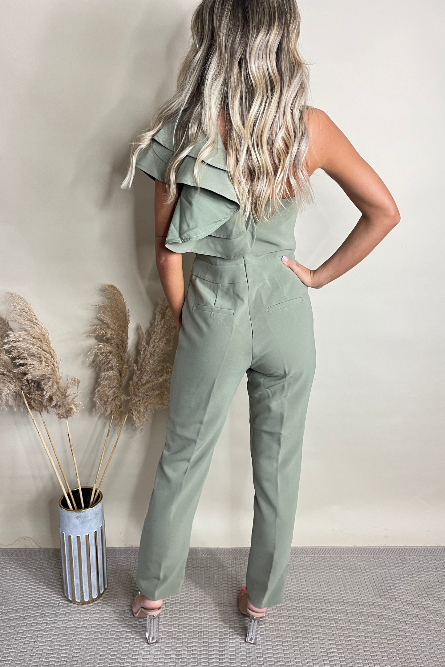 Elegante Saliegroene Een- Schouder Ruffle Jumpsuit voor Stijlvolle Gelegenheden