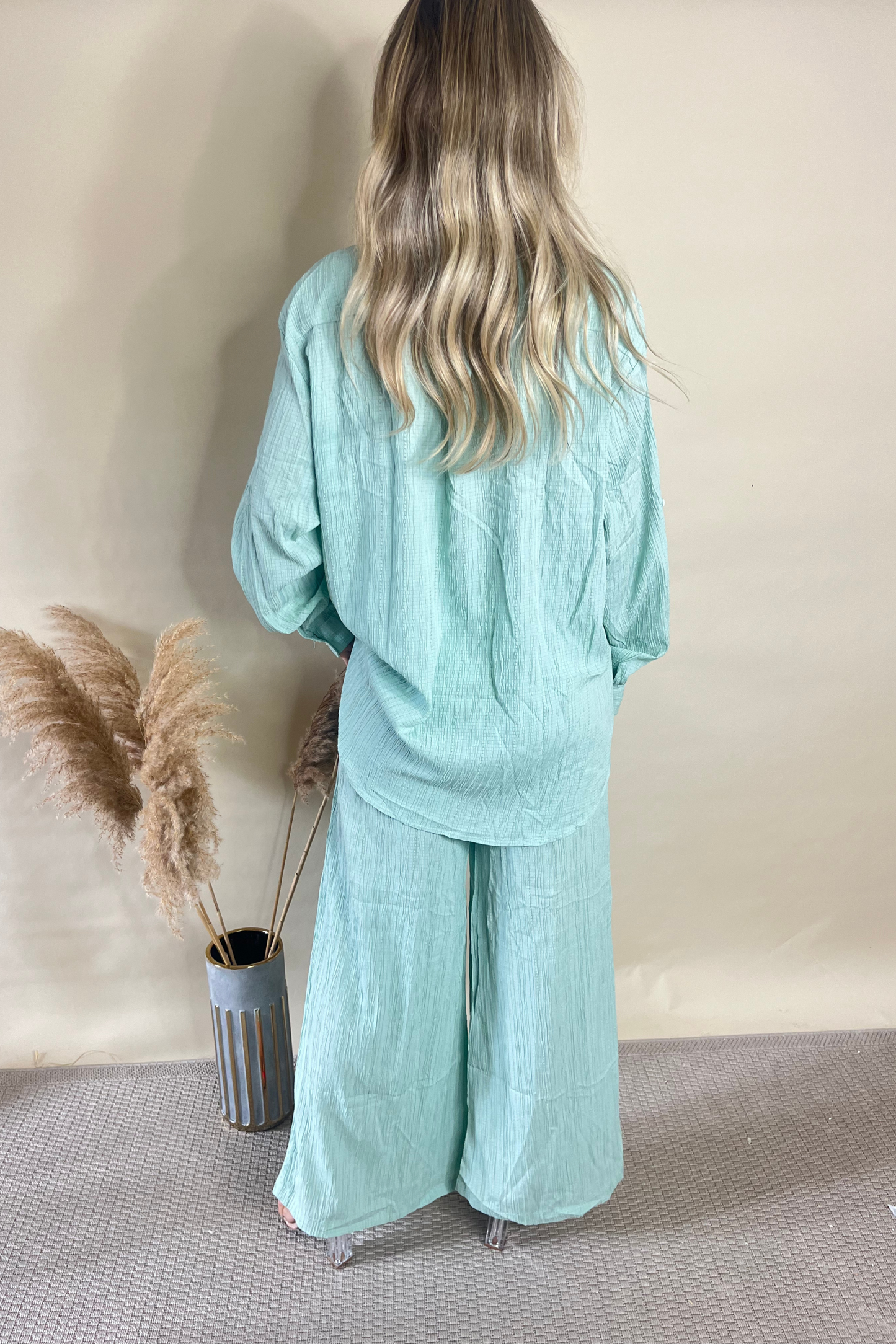 Elegant saliegroene getextureerde blouse en wijde pijpen broekset voor een chique uitstraling